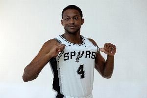 福克斯：文班是怪物&大家都叫他外星人 我们是团队没人自作主张