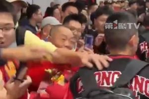 数千球迷高声齐呼“重庆雄起”，老将黄希扬被团团围住签名