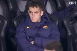 有点苍凉...赛前不适被奥尔莫临时替换，卡萨多出现在巴萨替补席